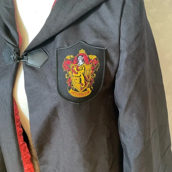 Kids Wizard Costume Robe with Griffindor Crest-Tie and Scarf included - Picture 2 of 12